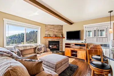 Image de Ski-in/out townhome with great views, balcony, grill, & fireplace - dog-friendly