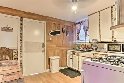 Image de Luxurious Tranquil Home--10 minutes downtown