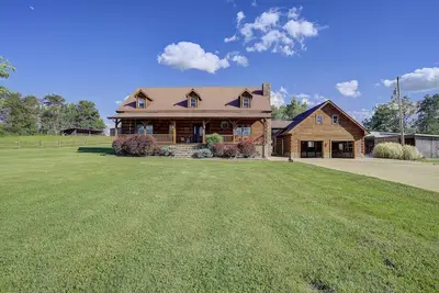 Image de Private country cabin with all the amenities. Inground pool & stocked fish ponds