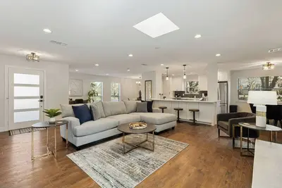 Tch - Spacious 4bd/2. 5ba in Dallas with Workspace