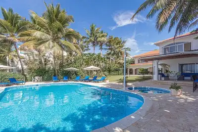 Image de Bachelor party complex, 10 bedrooms, 10 bathrooms, 2 pools, on sandy beach!