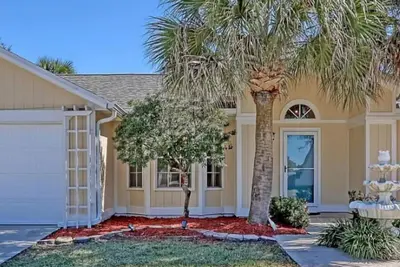 Image de Lakeside home with great view, breezy enclosed patio & top-notch Florida living