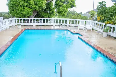 Image de Spacious Tropical villa with bar & pool — 5 minutes away from beach