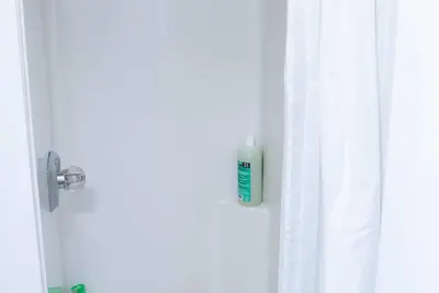 Image de 🌎Modern 3 bedroom home w/street park’n close to ✈️