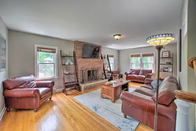 Image de Pet-Friendly Lake Getaway: 1 Block to Beach!