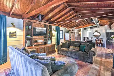 Image de Upscale Dickinson Getaway w/ Yard on 1 Acre!