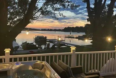 Image de Beach Hut Vibes in this Lake front cottage with hot tub!