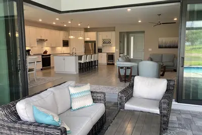 Image de Beautiful new country club home, private pool, spa, transferable golf membership