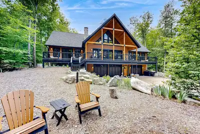 Image de Charming 3 story retreat in the shadows of Lake Winnipesaukee