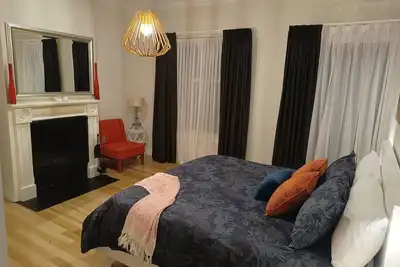 Image de Lux Modern Minimalist Getaway, King, Open Fire, River Access/Views in Township.