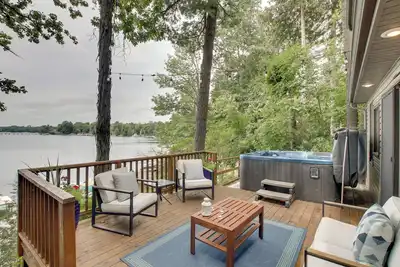 Image de Lakefront Plymouth Cottage w/ Private Hot Tub
