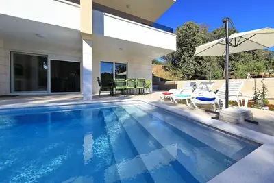 Image de Vidalis, no 2 Apartment with pool, terrace and garden - Vidalis, no 2