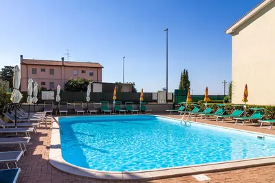 Image de Appartement au rez-de-chaussée avec terrasse, jardin et piscine partagée.