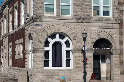 Image de The Vault / Historical 1800s Bank 7min Off I-64. Downtown Main street