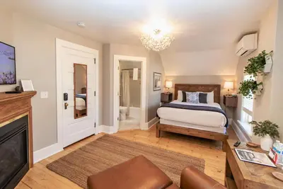 Image de Captain's Quarters Suite w/ Fireplace & Sauna