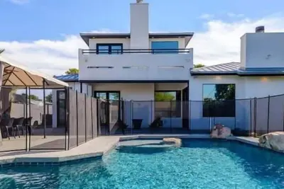 Modern 4000 Sf Oasis-Heated Pool, 2 Master Suites