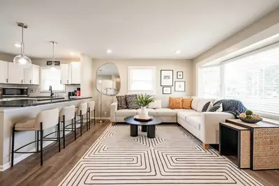 Image de Hot Tub - Fire Pit - Shuffleboard - Walk to Track