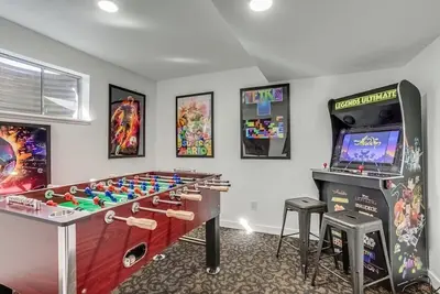 Image de Gameroom and Theater in a breathtaking home