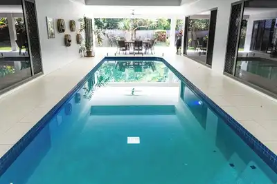 Image de Luxury Tropical Escape: Beachside Villa with Heated Pool & Modern Comforts