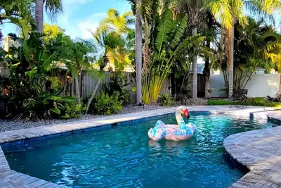Image de Gorgeous private heated pool house, short drive to the beach!