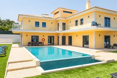 Image de Family villa with heatable pool & game room