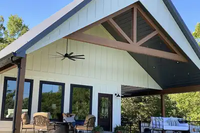 Image de Chateau on 40 acres with private lake, close to Blue Springs Ranch