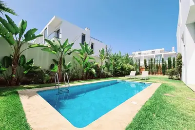 Image de villa luxueuse 400m2 avec piscine et jardin privés