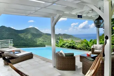 Upscale Penthouse Haven of peace - 3 minutes from the beach