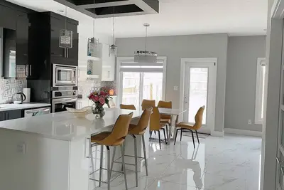 Image de Luxurious and clean home!