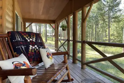 Image de 2 bedroom, 2 bath cabin nestled in a alpine forest. 5 minutes from Flathead lake