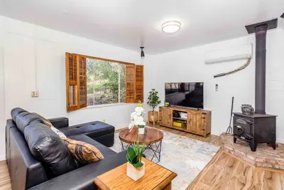 Image de Adorable 1 bed/1 bath house with indoor Fireplace