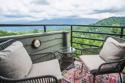 Image de Peak Hangout * Studio Loft for 4 * Deck Wifi Pool