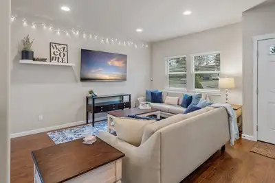 Image de Cozy 4 bedroom retreat - only 5 minutes from a buzzing restaurant district! ! !