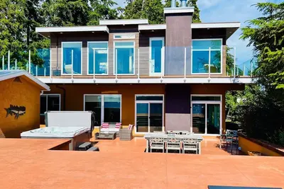 Image de Luxurious Beachfront Villa with private hot tub, huge deck, family/pet-friendly!