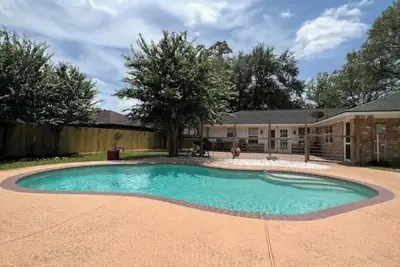 Image de West End Beaumont Home with Pool