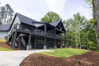Image de Beautiful New Construction on Lake Keowee