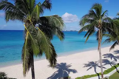 Image de Seven Mile Beach Waterfront \nONE Bedroom Condo! \n2 paddleboards included