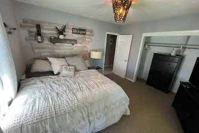 Image de 5 Bedroom 2 Bathroom Suite in a Large 7 Bedroom Home