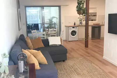 Image de Oogar Arts Apartment. 500m to beach.