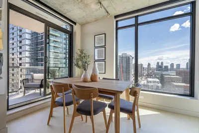 Image de 2br 2ba Rustic Japandi Inspired Design Theme - 6 Guests & Pool!