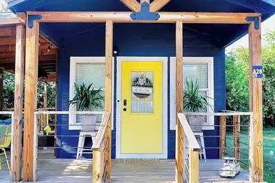 Image de Luxury tiny cabin Pool & Hot tub minutes from Lake Travis and Lake Austin.