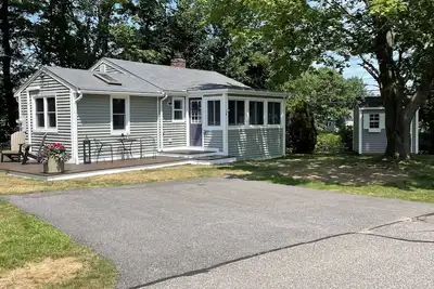 Image de New to market, fully renovated year-round beach home