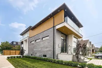 Image de Stylish, spacious, and bright 2-bedroom furnished basement apartment