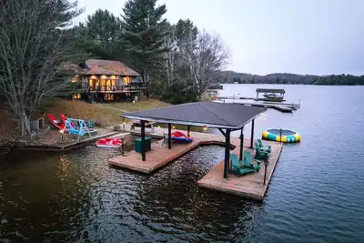 Image de Lake Muskoka retreat! Sauna and Hot Tub!