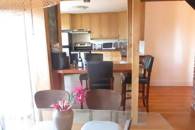 Image de heritage house in hipster neighborhood commercial drive Little Italy