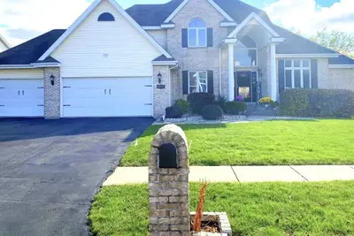 Image de Entire lower level in a private home with walkout fenced yard.