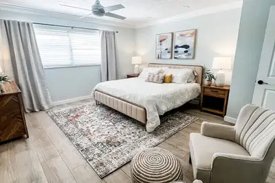 Image de King Suite! Heated Pool! 5 miles to beach!