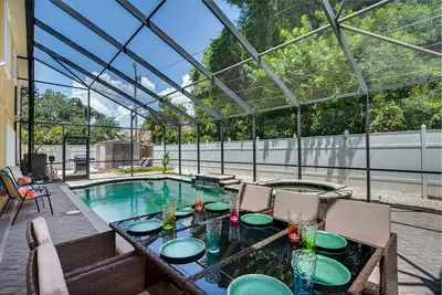 Image de Luxury 5 Bedroom Dunedin home ~ Two full kitchens, heated pool, hot tub!