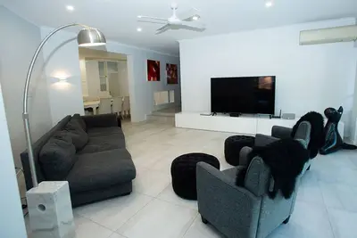 Image de Gorgeous 5bd Home beach fishing major shopping centre and dining less than 5mins