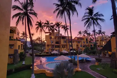 Image de Sweet family spot, pool & mountain view decks, 5 min walk to beach.